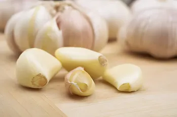 Waarom knoflook in het toilet gooien? Hier is hoe deze groente te gebruiken in het huis en de tuin