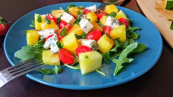 Watermeloen en tomatensalade met kaas. Snel recept: klaar in 15 minuten