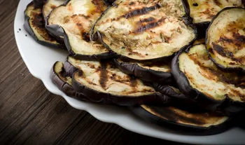 Zo bereid je een warme auberginesalade die een zomers diner kan vervangen