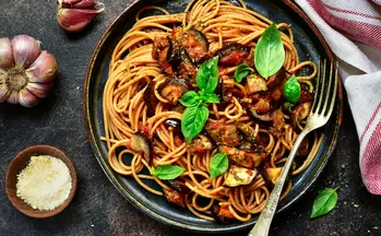 Zomergerecht met aubergines, rijpe tomaten en kaas: Italiaans recept voor pasta alla Norma