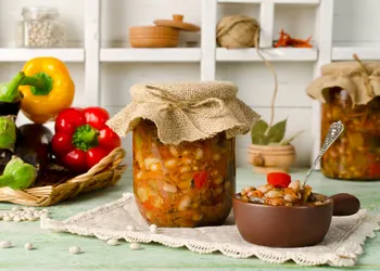 Zoveel mogelijk proberen te maken: een lekker winters voorgerecht van aubergines met bonen