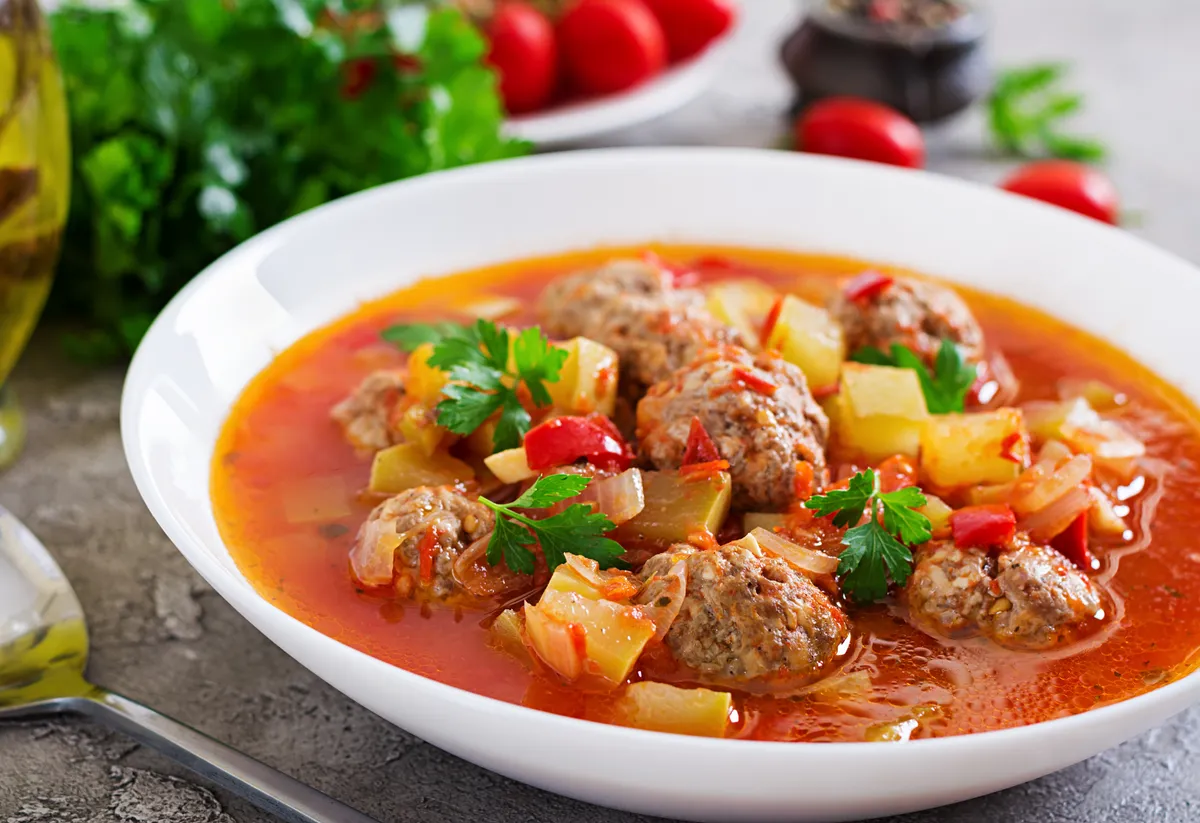 Tomatensoep met gehaktballetjes in 30 minuten: een eenvoudig recept met misopasta