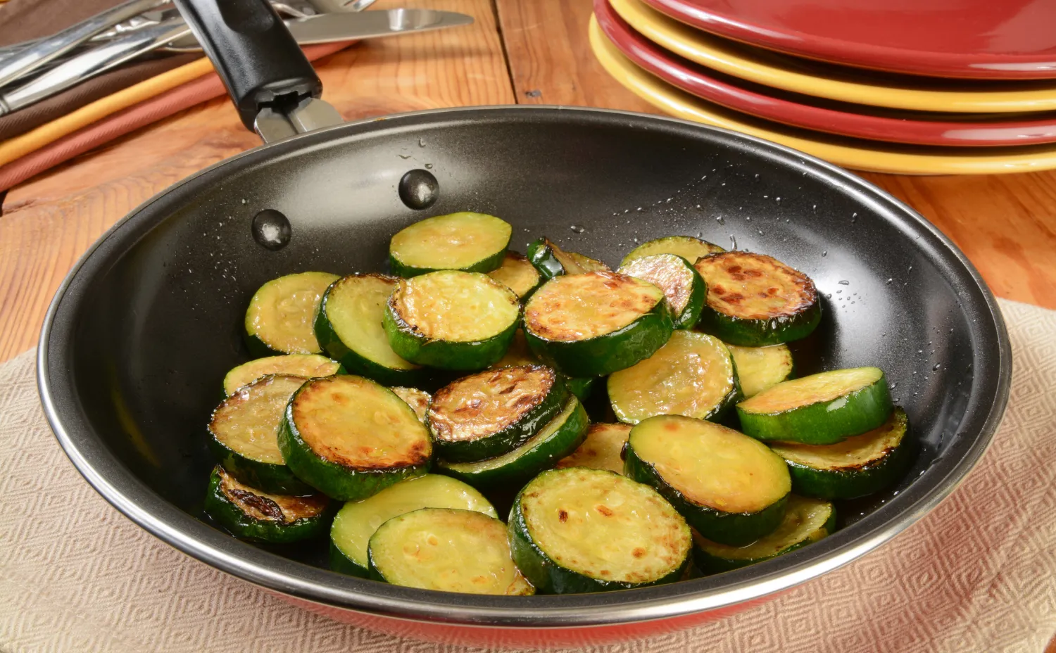 Verbazingwekkend lekker zomers bijgerecht - gebakken courgette met uien en kaas