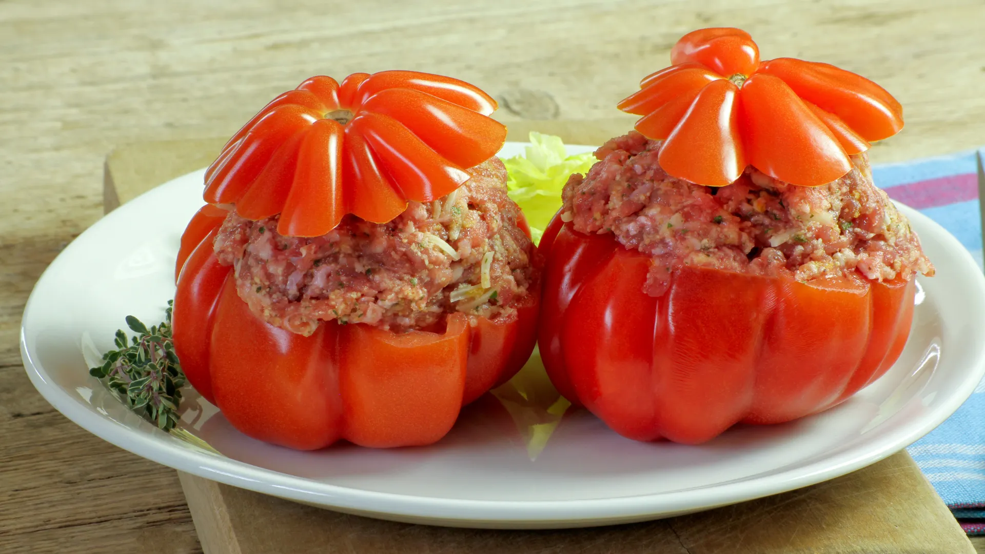 Zelfgemaakte gevulde tomaten - een zonnestraal op een winterse dag